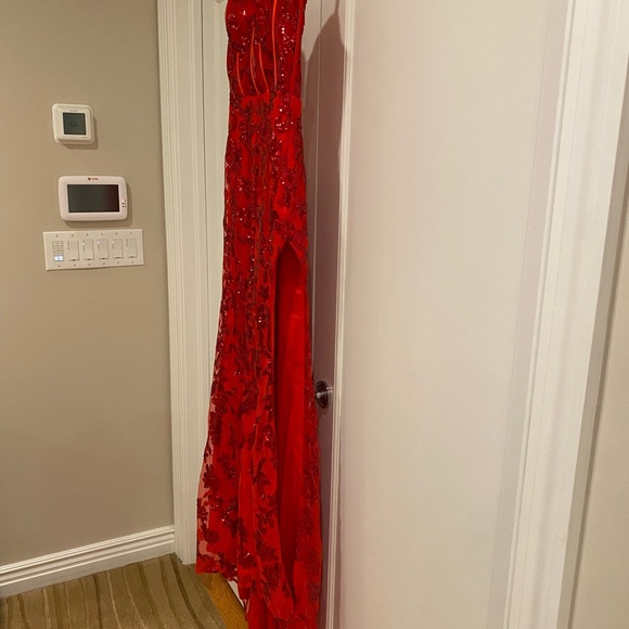 Red sequins prom dress. Size 4 - Picture 5 of 6
